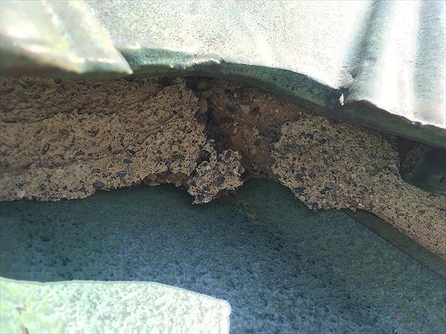 漆喰が劣化してひび、隙間ができている